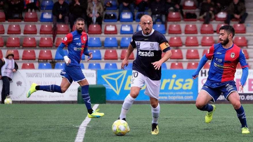 Luis Morán, ante Montero y Leto, en el Langreo-Marino de esta temporada.