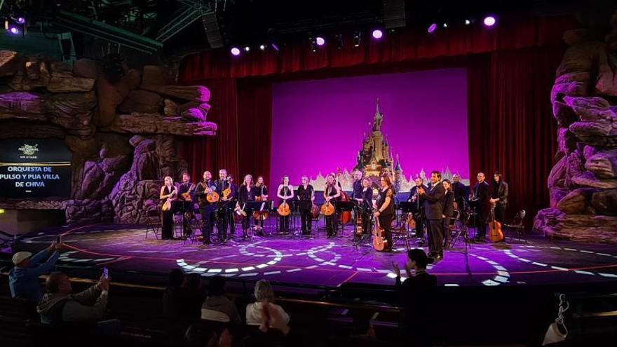 La Orquesta de Pulso y Púa de Chiva al finalizar la actuación en la sala Videopolis de Disney. | L-EMV