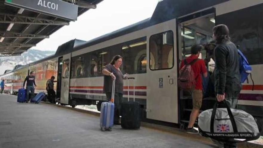 Los alcaldes reclaman a Fomento una apuesta clara por el mantenimiento del ferrocarril Alcoy-Xàtiva.