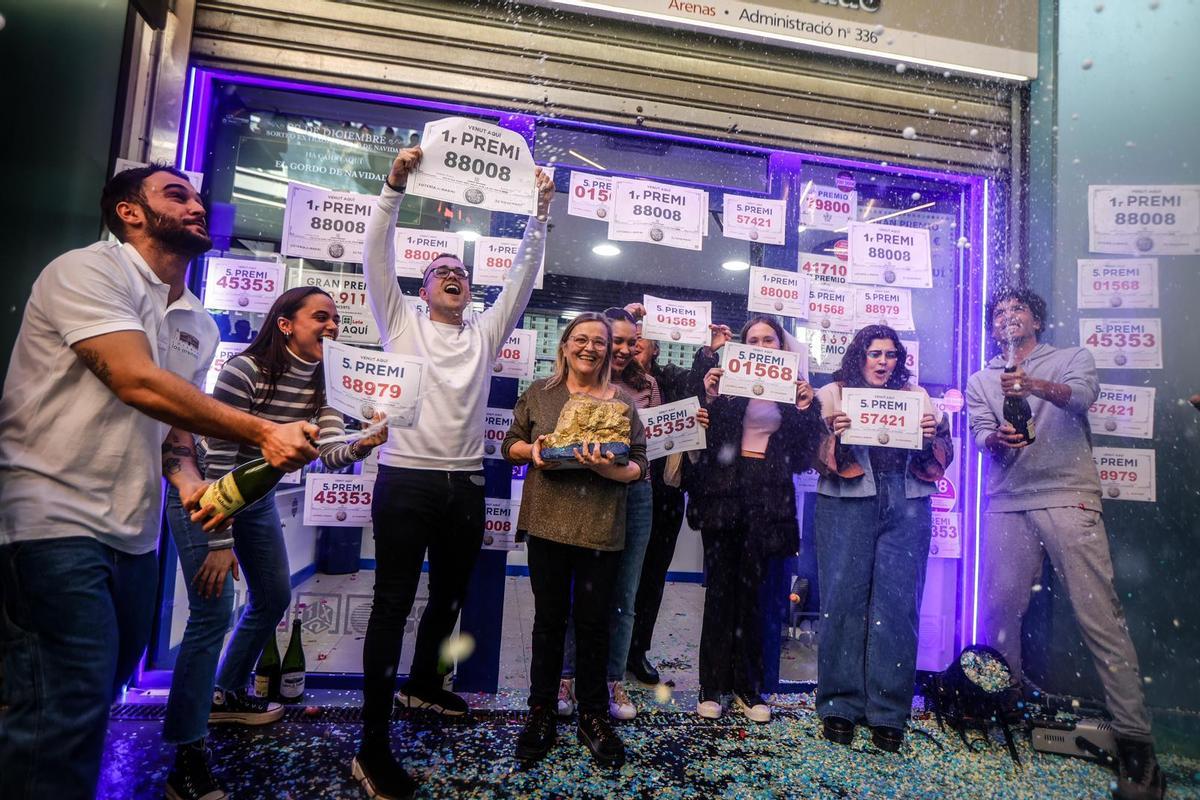 Un lotero de Las Arenas vende el Gordo y cuatro quintos premios de la Lotería de Navidad
