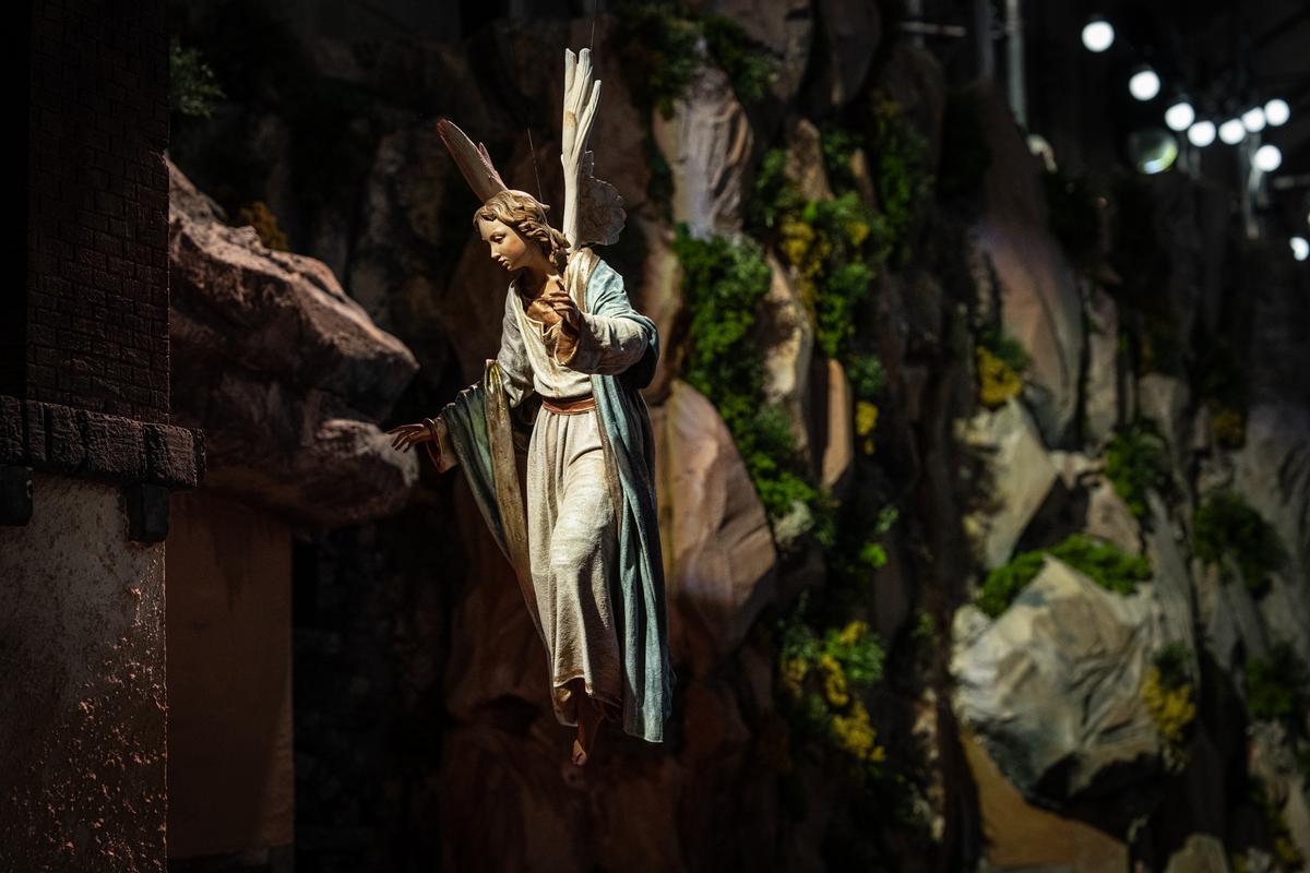 Barcelona estrena un belén tradicional más grande que nunca en la plaza Sant Jaume