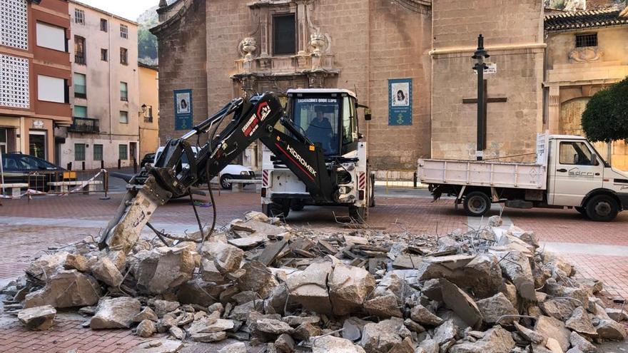 Trabajos para instalar la escultura de la Virgen del Milagro en Cocentaina.