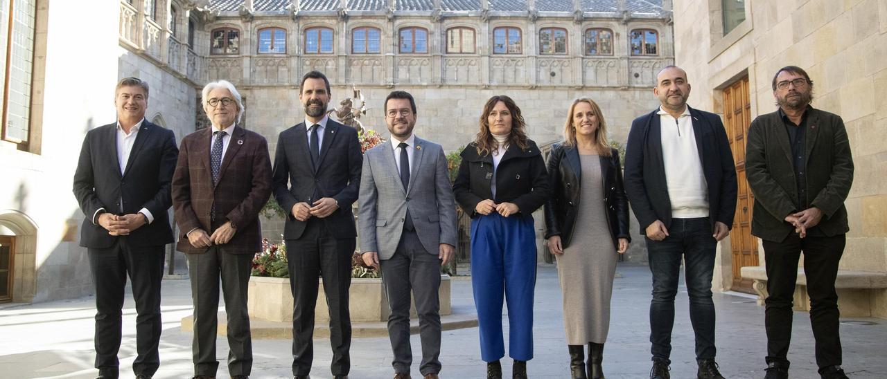 Aragonès posa con los agentes sociales