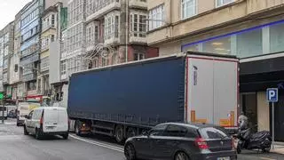Un tráiler perdido causa retenciones en San Andrés, en A Coruña