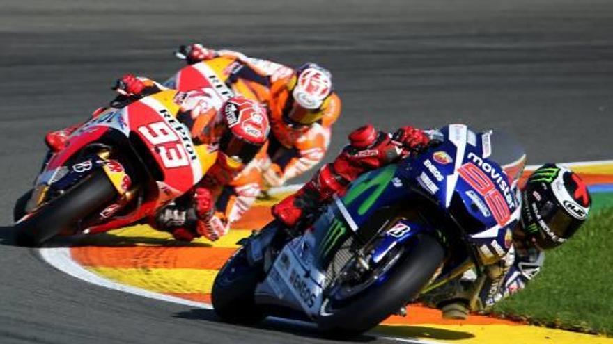 Marc Marquez y Dani Pedrosa detrás de Lorenzo durante las últimas vueltas del Gran Premio.