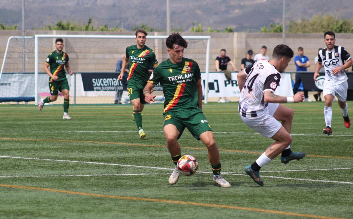 El delantero del Castellón B, Hugo Goñi, se deshace del defensa local Bryan Albert.