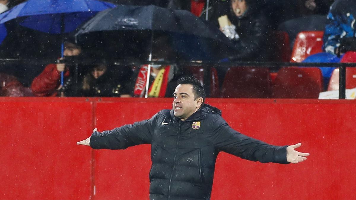Xavi Hernández dirigió al Barça bajo la lluvia en Sevilla