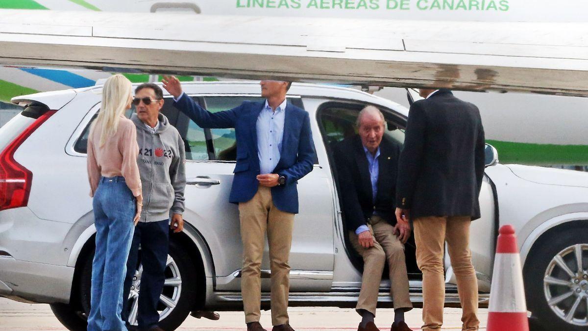 Juan Carlos I en el coche con los amigos que han acudido a recibirlo al aeropuerto de Vigo.
