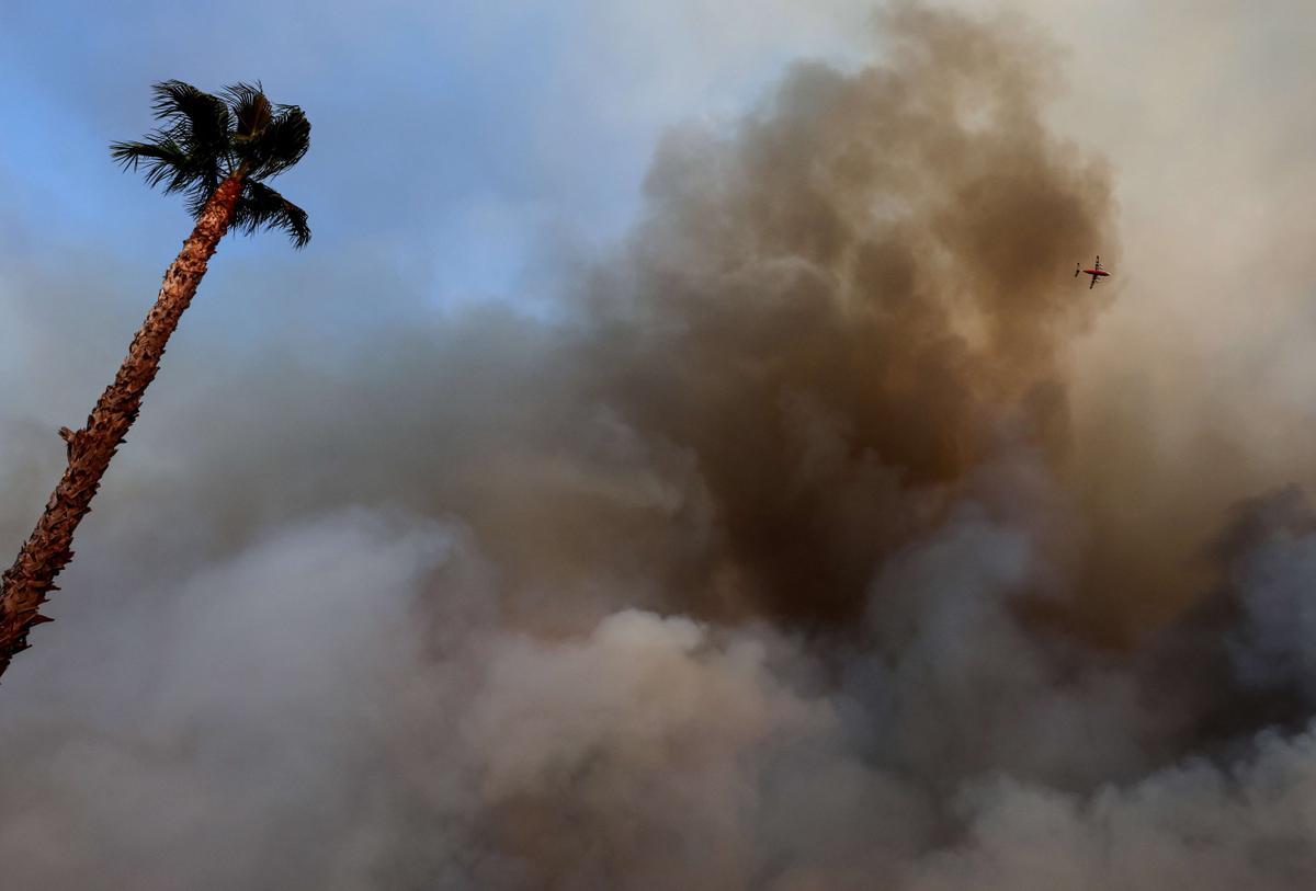 Lucha sin tregua contra el fuego en Hemet (California)