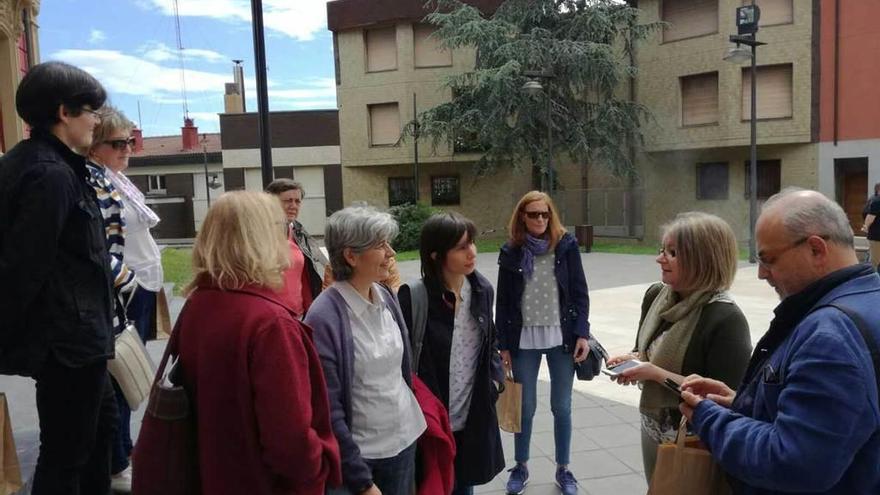 Algunos de los participantes, a la puerta del Ayuntamiento.