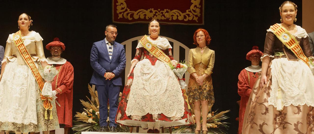 En el centro, la reina de las fiestas, María Carmona, entre el alcalde, José Benlloch, y la mantenedora del acto, Dolores Font Cortés.