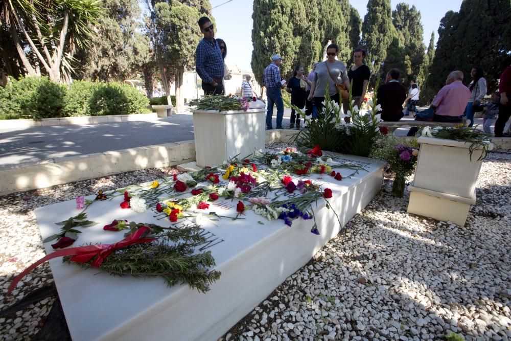 El cementerio de Alicante recibe miles de visitas en el día de los Santos