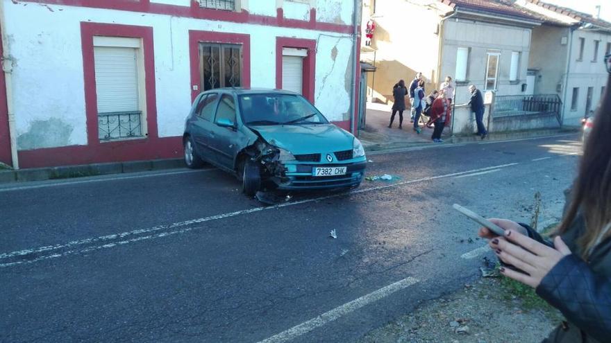 Un vehículo se sale de la calzada y choca contra un muro en Valdesoto