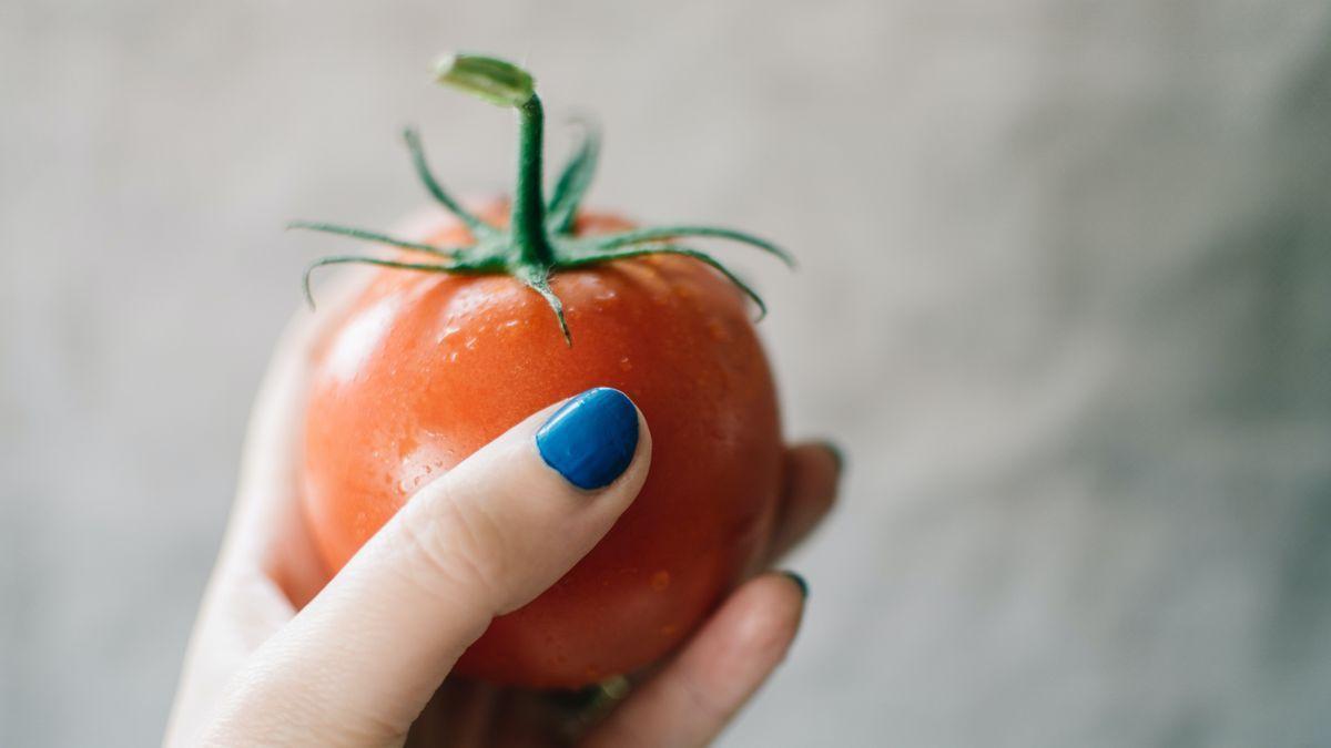 Nuevo éxito en TikTok: así es el método viral para pelar tomates que arrasa en redes