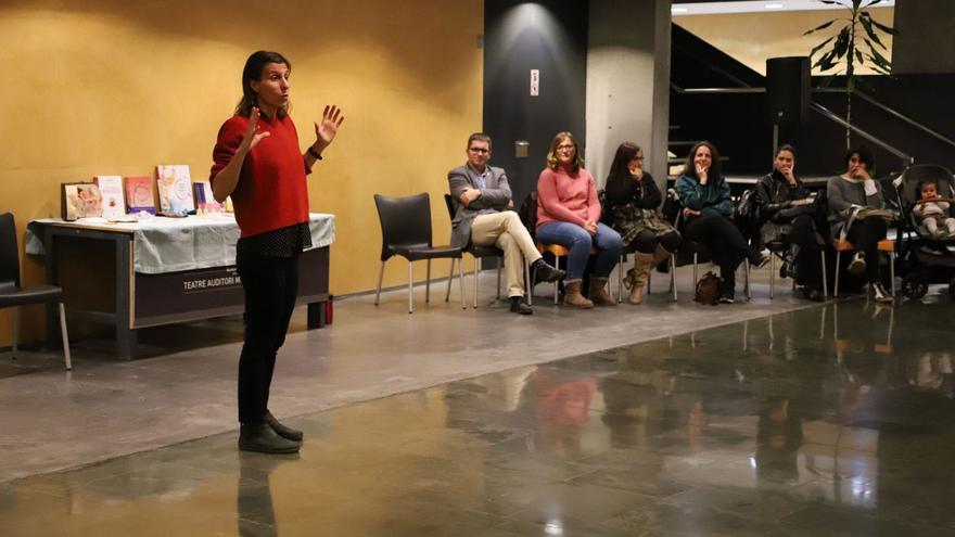 Anna Salvia fent la xerrada d’educació sexual a l’ajuntament de Roses el divendres passat.