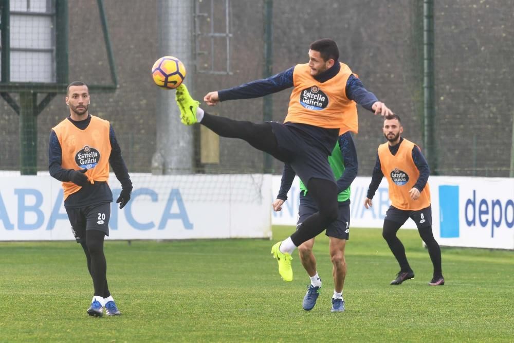 El equipo ensaya la salida de balón, centros, remates y despejes, y transiciones defensa-ataque y ataque-defensa.