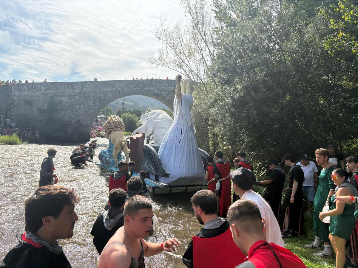 Una de las embarcaciones, adentrándose en el Nalón, con Puente d'Arcu al fondo.