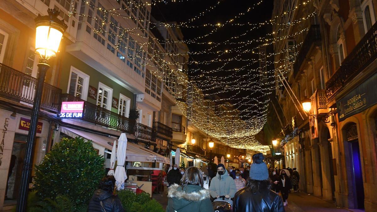 Gente paseando con mascarilla en Navidad.