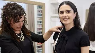 La fallera mayor 2016 Alicia Moreno toma las medidas a Beatriz Blanco y la corte