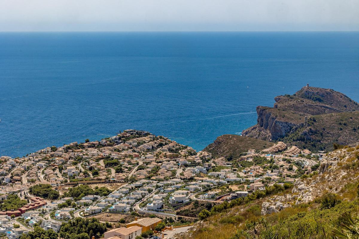 Una vista de Benitatxell y de sus urbanizaciones al borde de los acantilados.