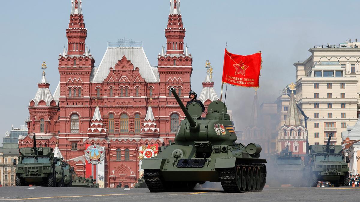 A T-34 Soviet-era tank and Typhoon all-terrain armoured vehicles drive in Red Square during a rehearsal for a military parade marking the anniversary of the victory over Nazi Germany in World War Two in central Moscow, Russia May 7, 2022. REUTERS/Maxim Shemetov