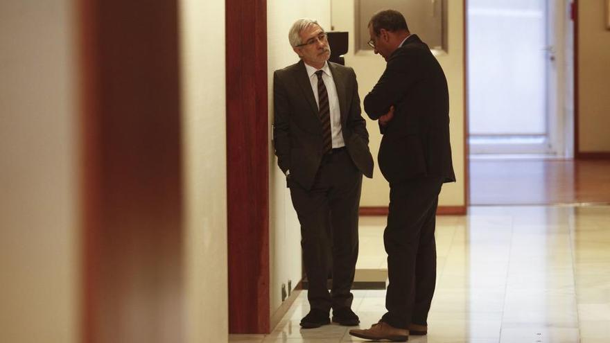 Llamazares charla con Fernando Lastra en los pasillos de la Junta.