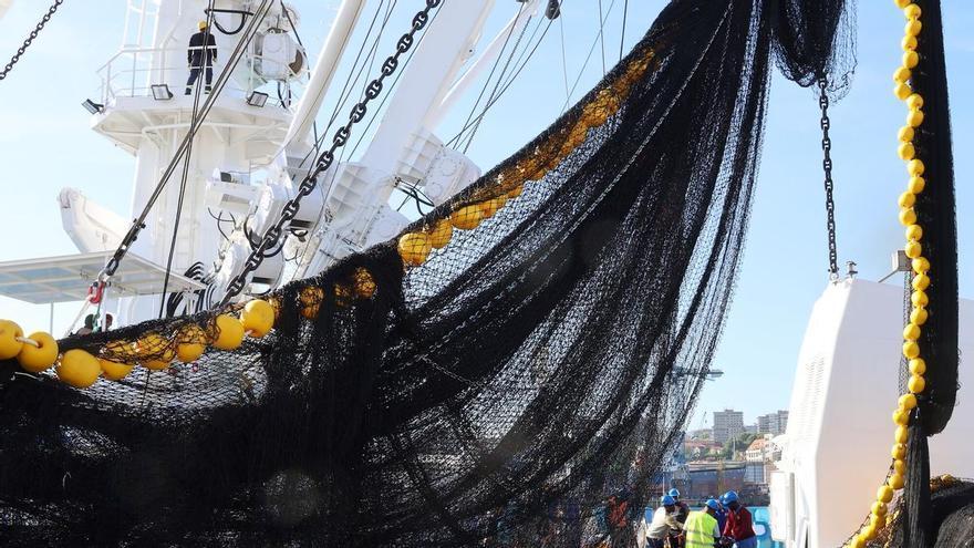 Bruselas descarta cargar a los productores de redes la factura de retirar del mar los aparejos fantasma