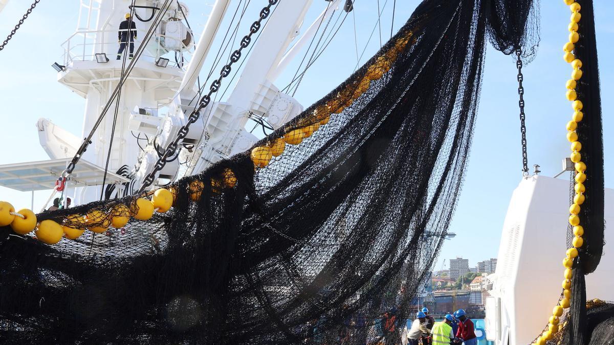 Subida de redes de pesca al atunero «Adamas», equipado por el naval vigués.