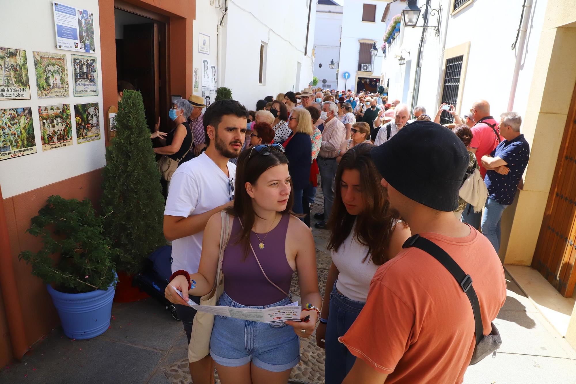 Largas colas en el primer sábado de patios