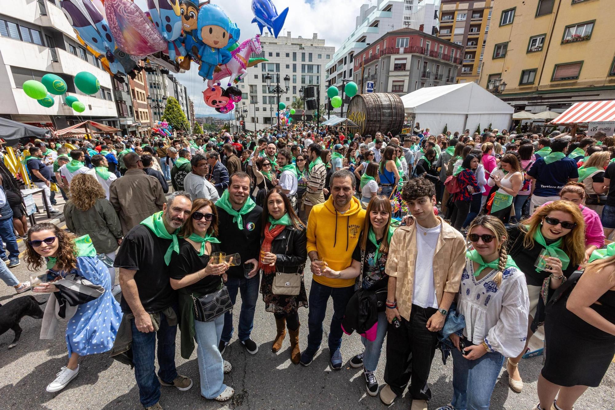 EN IMÁGENES: El buen tiempo y el oviedismo maridan una preba de la sidra multitudinaria en Gascona