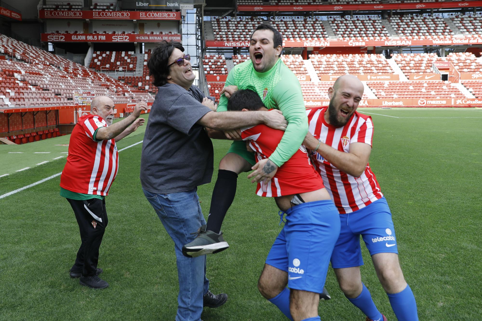 Los aficionados del Oviedo y del Sporting se visten de jugadores para el derbi