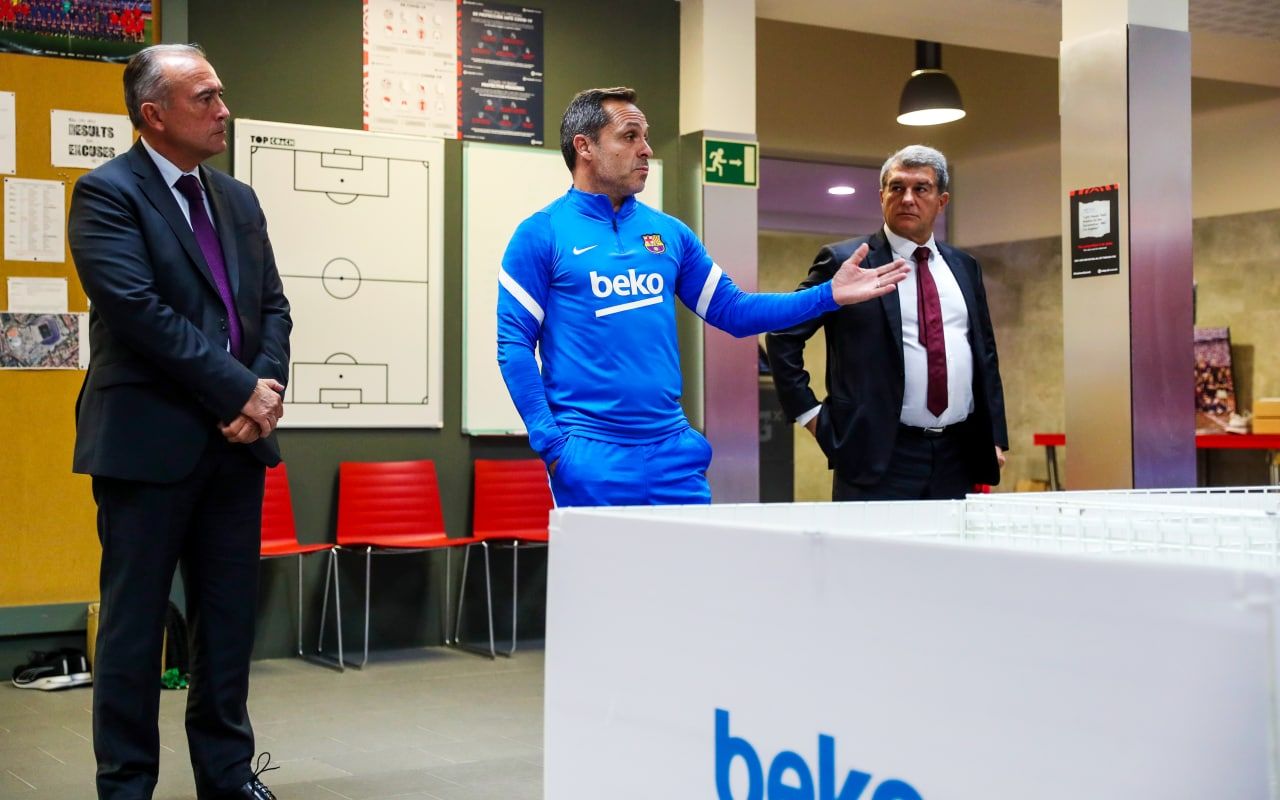 Yuste, Sergi y Laporta, en el vestuario del primer equipo tras la presentación del técnico interino.