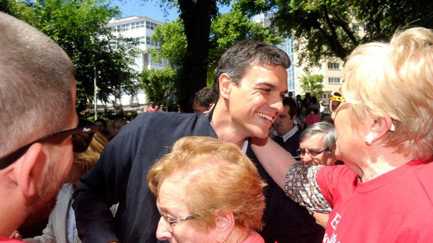 Pedro Sánchez con vecinos de la calle Barcelona en 2015.