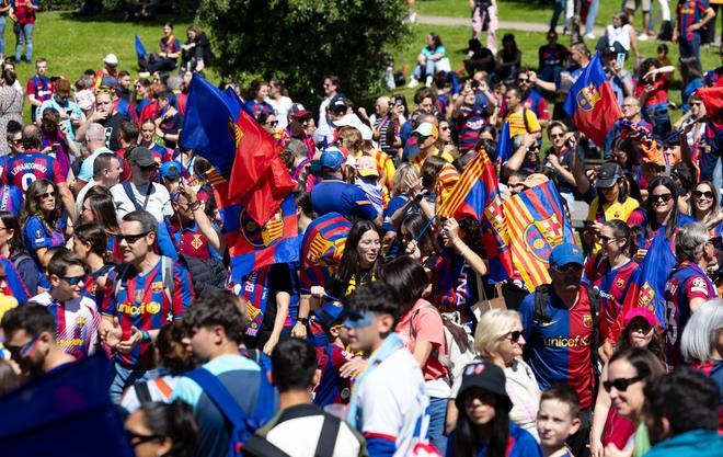 ¡Locura en Bilbao! Miles de aficionados y ambientazo en la fan zone del Barça