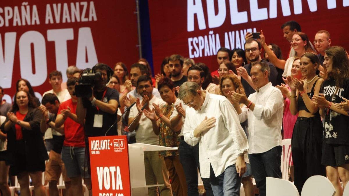 Puig recibe la ovación de la militancia socialista.