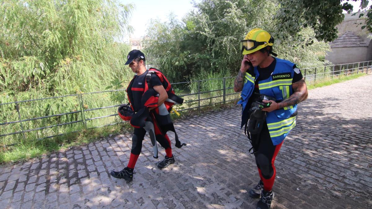 Bomberos en el entorno de los Sotos de la Albolafia, donde se busca al joven desaparecido mientras se bañaba.