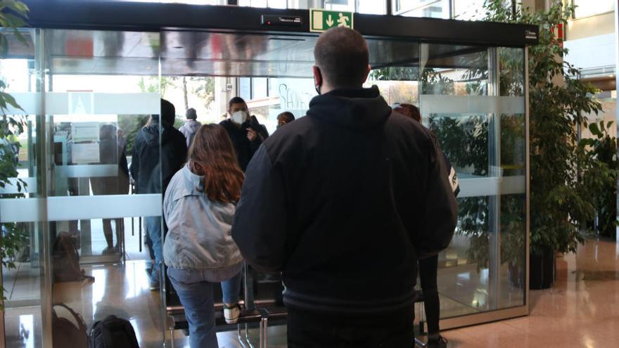 Bloqueig de la porta principal del Rectorat de la UAB