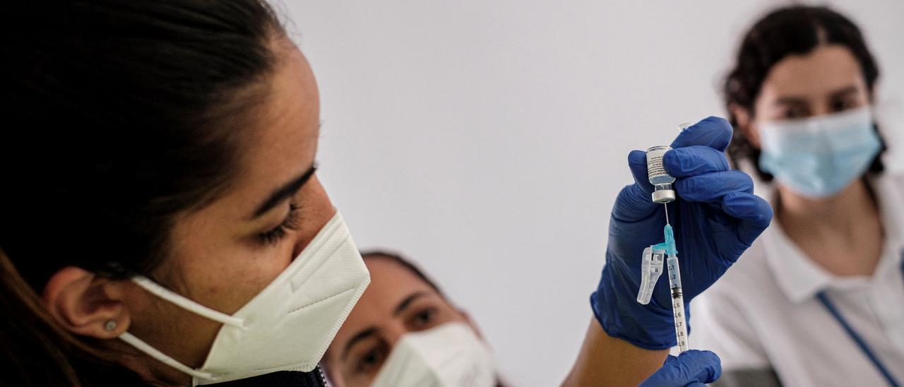 Vacunación del personal sanitario de Canarias contra la covid-19