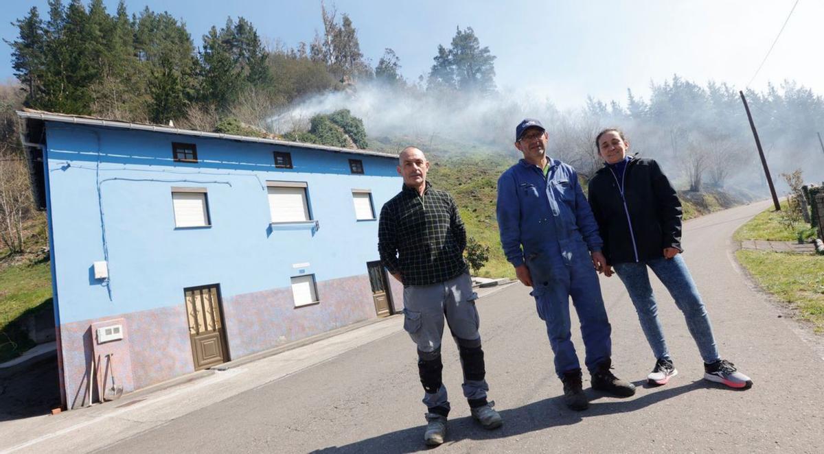 Las brañas de Tineo y Valdés ardiendo durante la mañana de ayer. Prácticamente de cada cresta salía una columna de humo. | Miki López