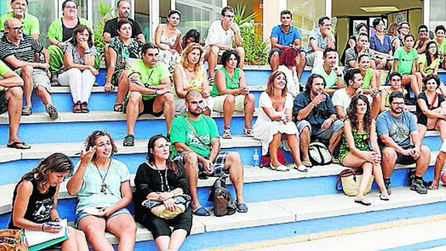 Los docentes, reunidos ayer en el colegio Can Misses.