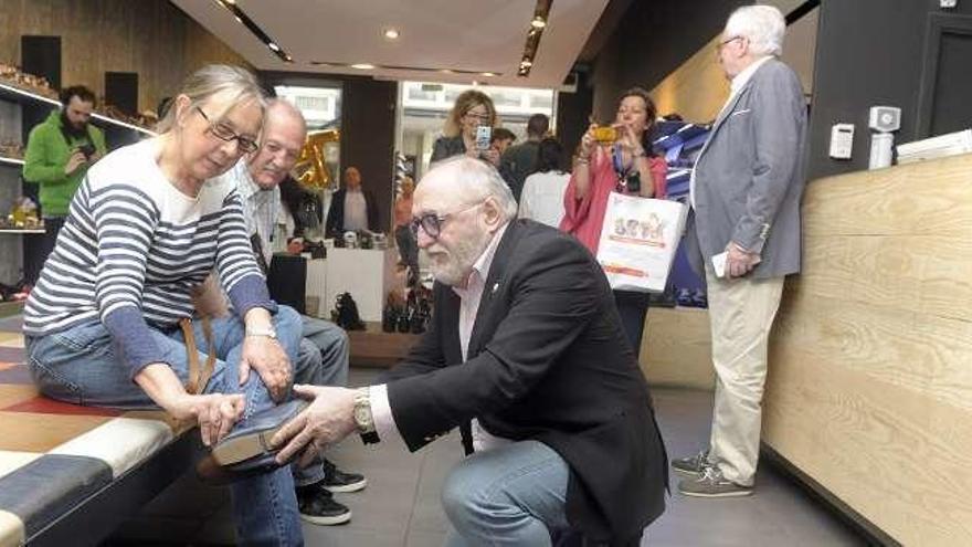 Moncho Borrajo atiende a una clienta en la zapatería Vogue.