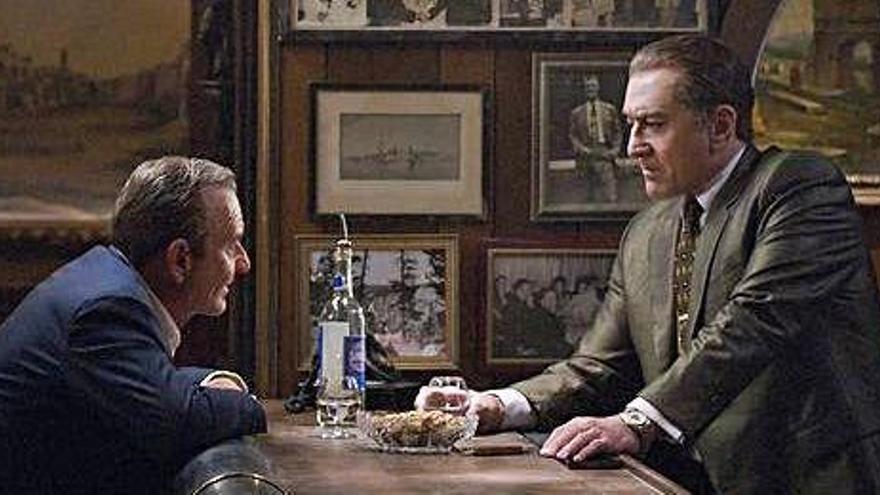 Joe Pesci i Robert De Niro, que encarna un veterà assassí a sou, en una de les escenes d&#039;«El irlandés»