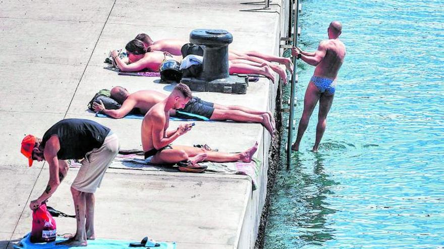 Bañistas en la zona de baño El Bloque en Valleseco el pasado domingo 19 de marzo. | |