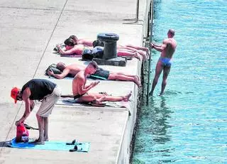 Más de 30 grados y calima despiden un marzo ‘de verano’ en Canarias