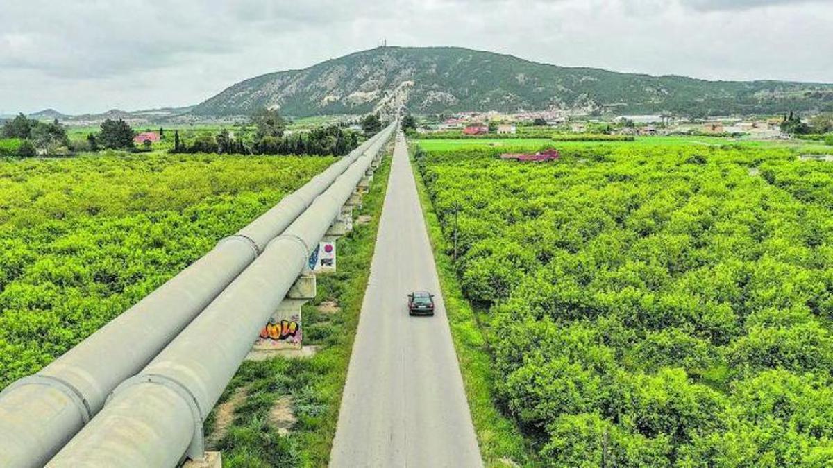 Tuberías del trasvase Tajo-Segura a su paso por la comarca de la Vega Baja, donde todos sus municipios beben del agua del Acueducto.