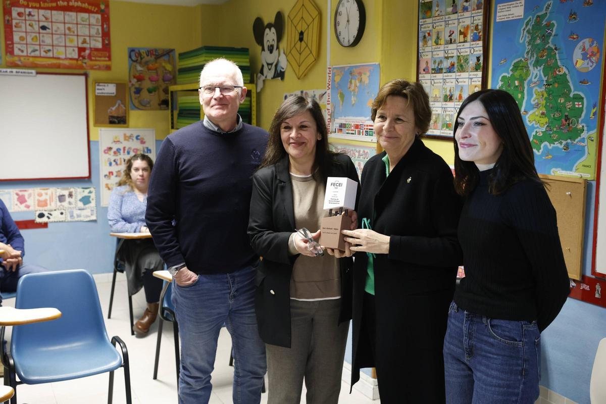 Moriyón visita la academia de inglés de El Llano que ganó un premio nacional por su compromiso con la sostenibilidad en el barrio (en imágenes)