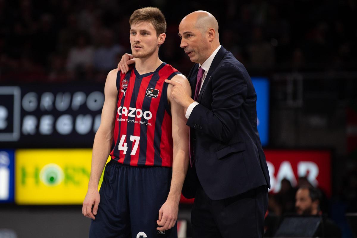 Arturs Kurucs, con Joan Peñarroya en su etapa en el Baskonia