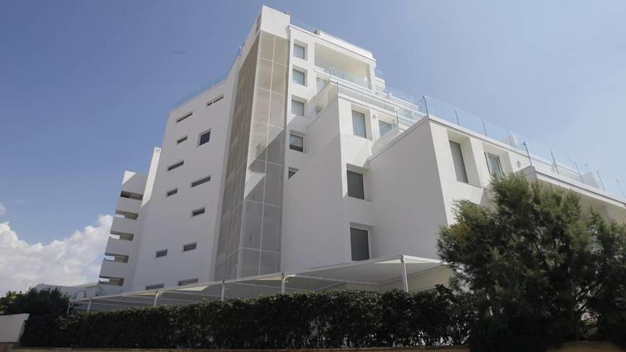 Hotel de la Playa de Palma desde donde se precipitó el turista al intentar escapar por un entoldado que acabó cediendo.