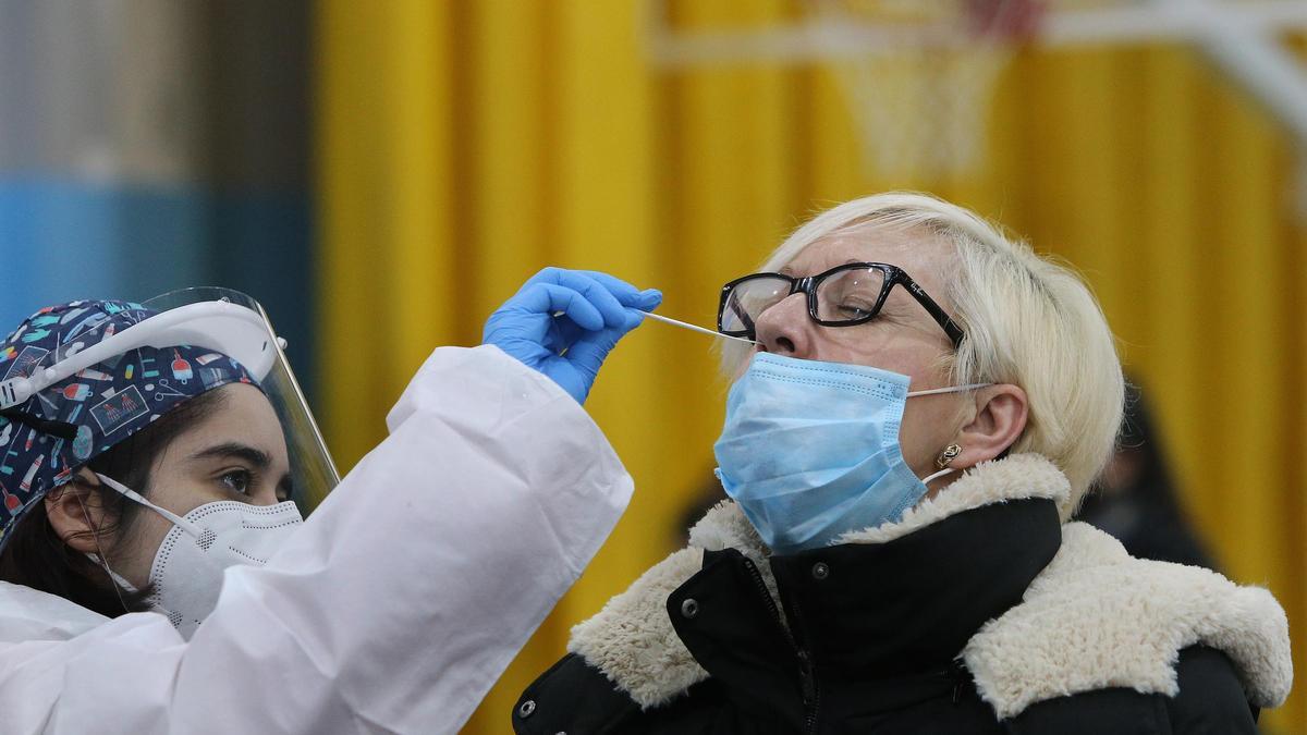 Una sanitaria realiza una prueba de antígenos a una mujer en Valladolid.