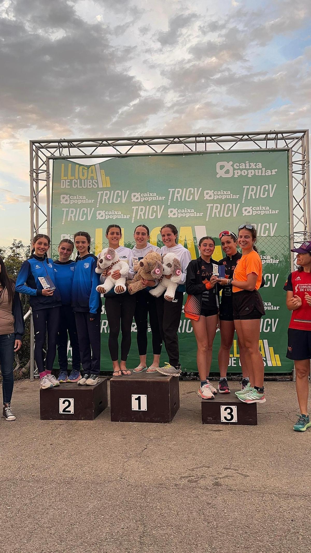 Las chicas del Triatló Ontinyent en lo alto del podio en Bétera.